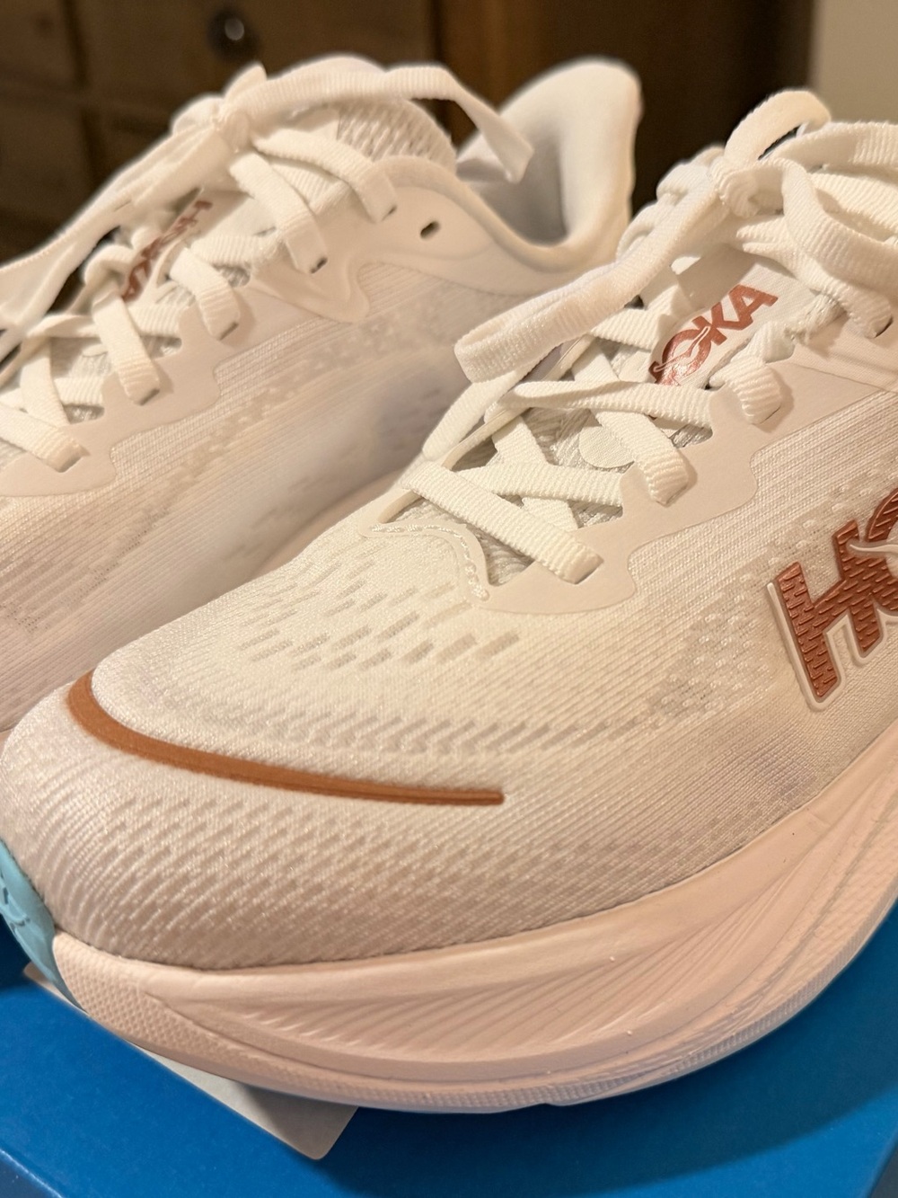NWT Women’s Hoka Skyflow in Frost/Rose Gold Running Shoes - Picture 12 of 14